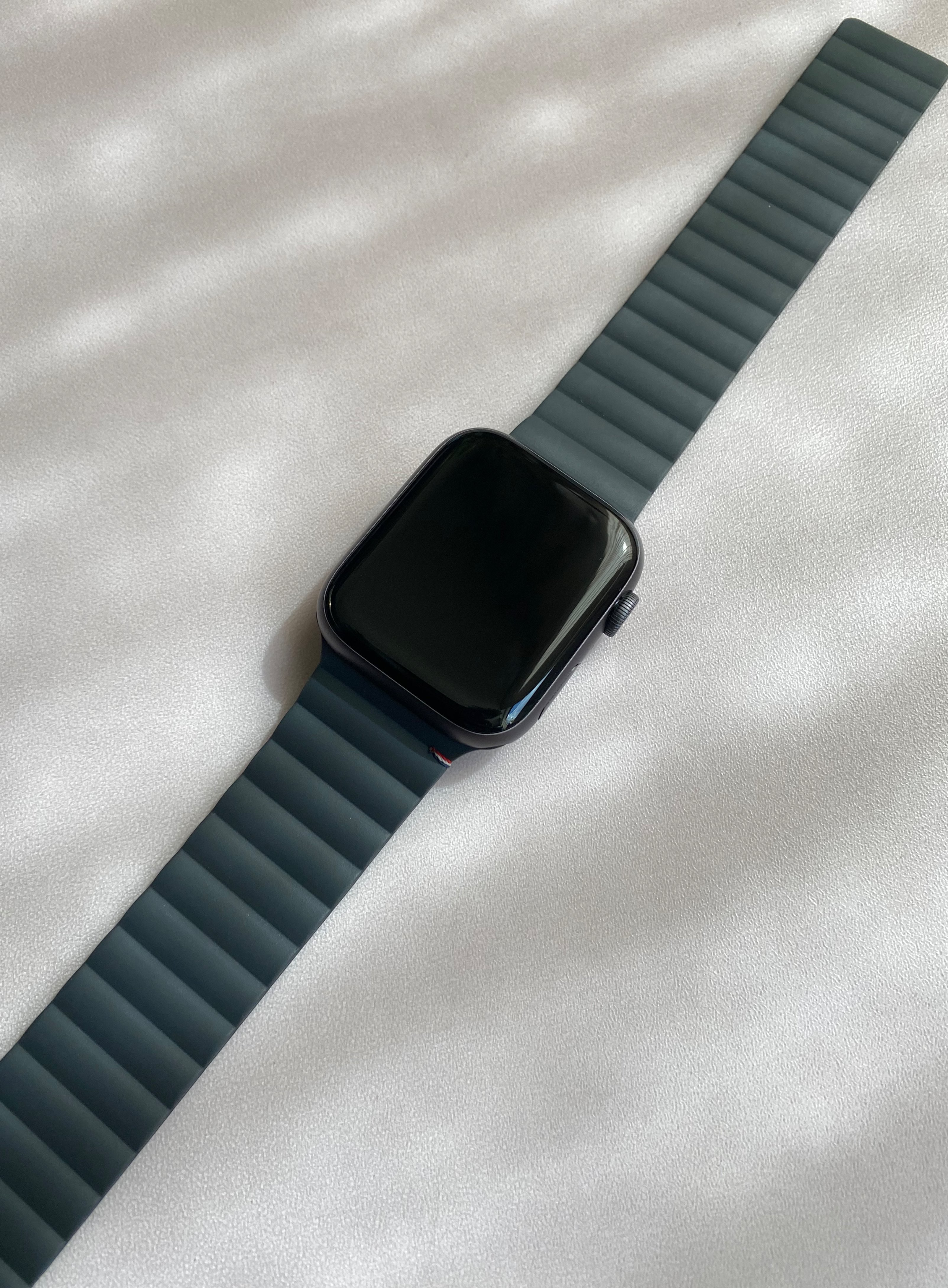 Decoded Apple watch 44mm/42mm, silicone magnetic traction strap, charcoal