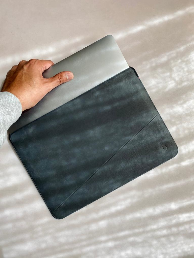 Decoded Leather Frame Sleeve for Macbook 13 inch antracite