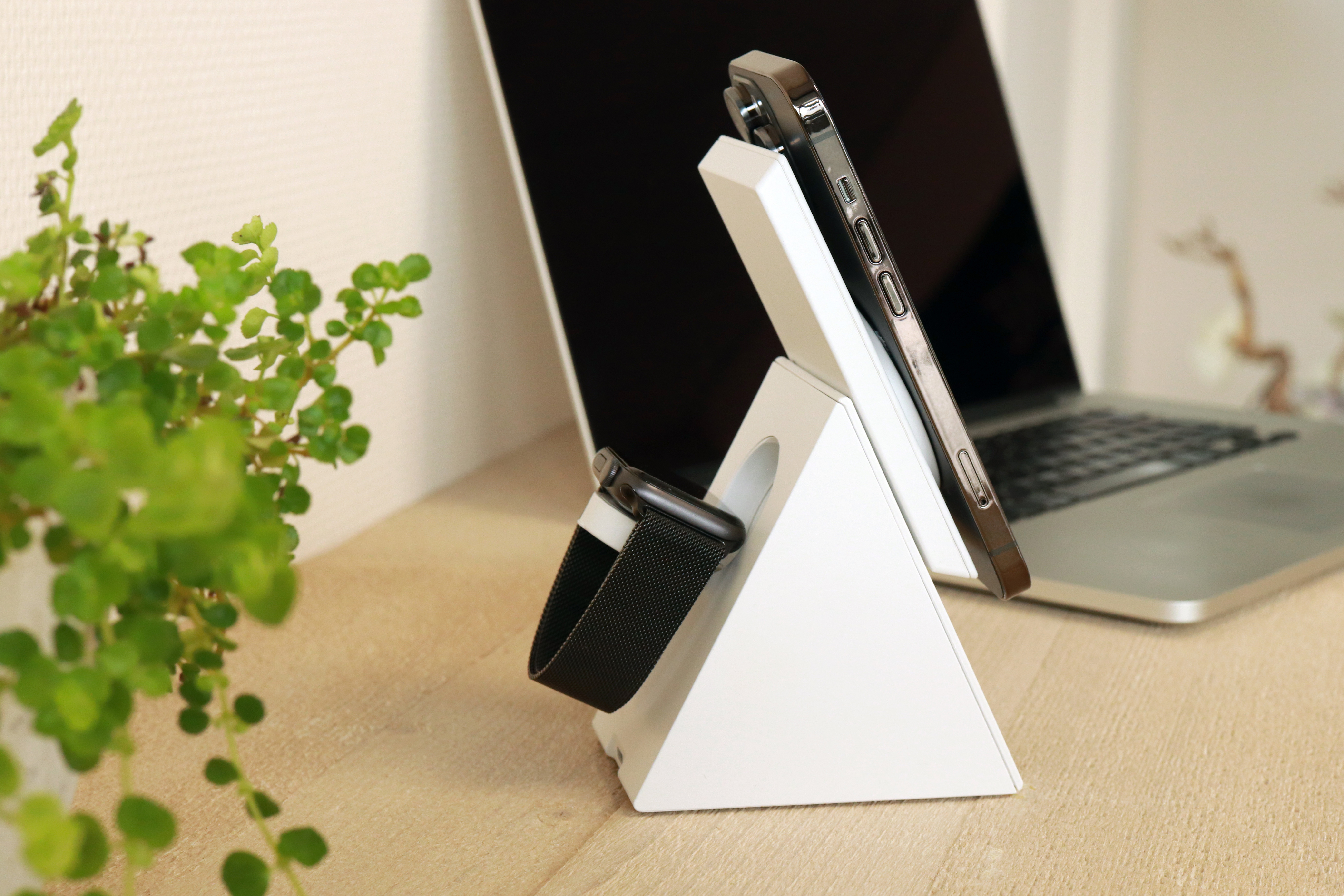 Mobiparts Wireless Magsafe 3 in 1 Charger 15W Triangle White