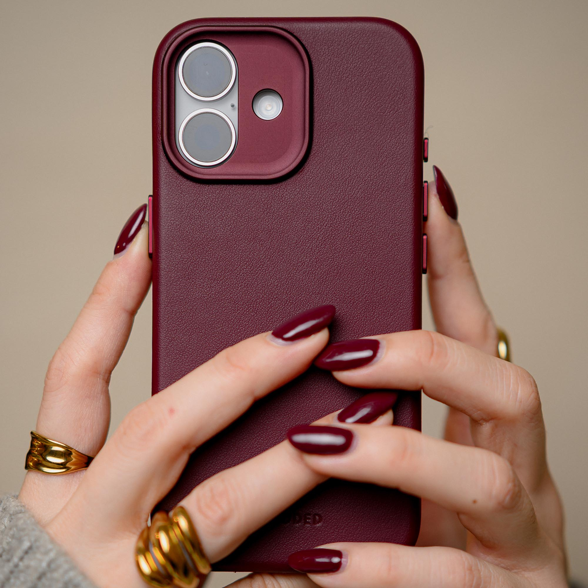 Decoded Leather Backcover Apple iPhone 17 Dark Ruby