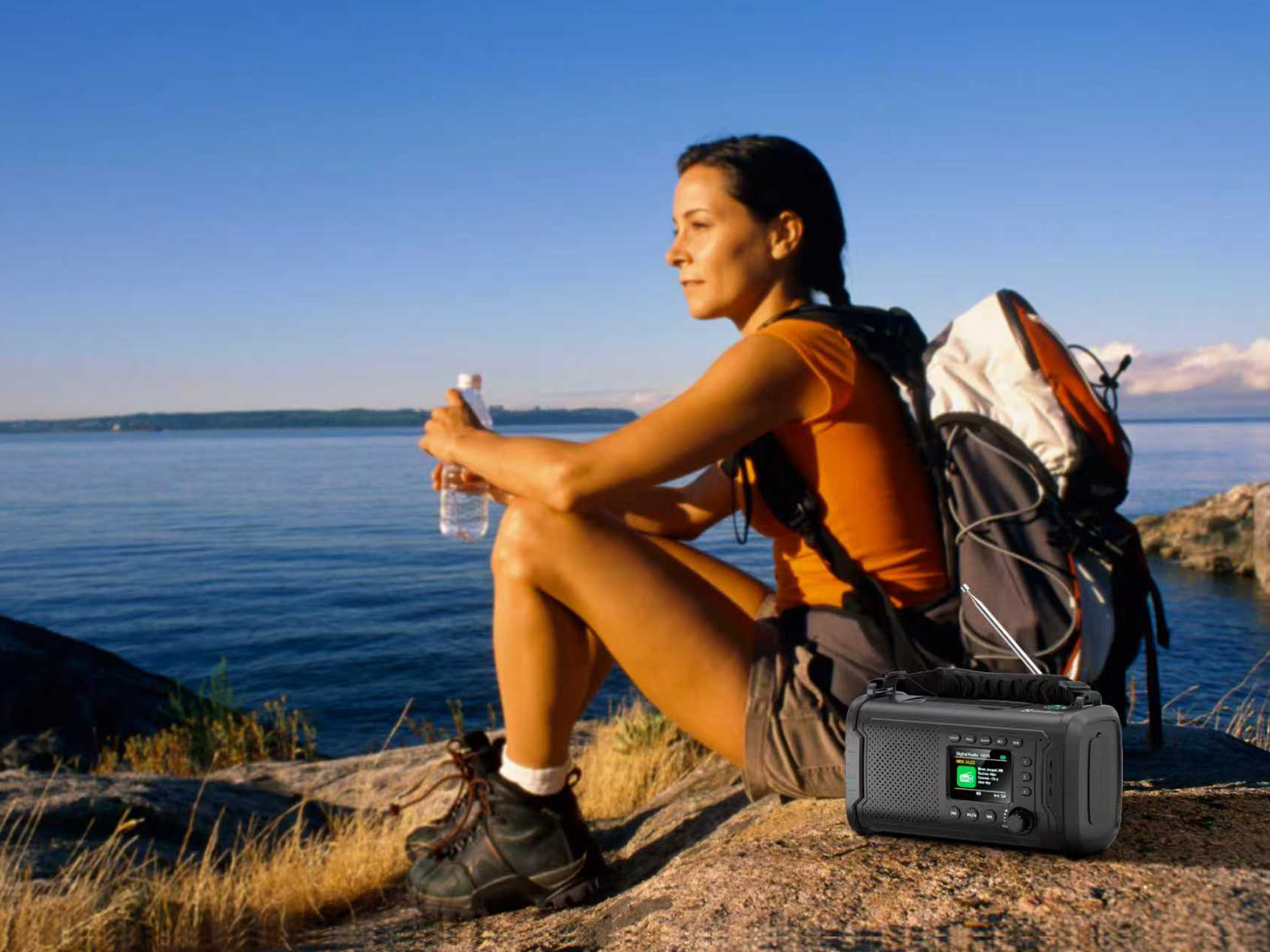 DAB radio SANDBERG Survivor 421-38 / 20000mAh solar powerbank / Bluetooth / zaklamp / zwengel