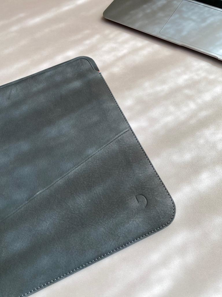 Decoded Leather Frame Sleeve for Macbook 13 inch antracite