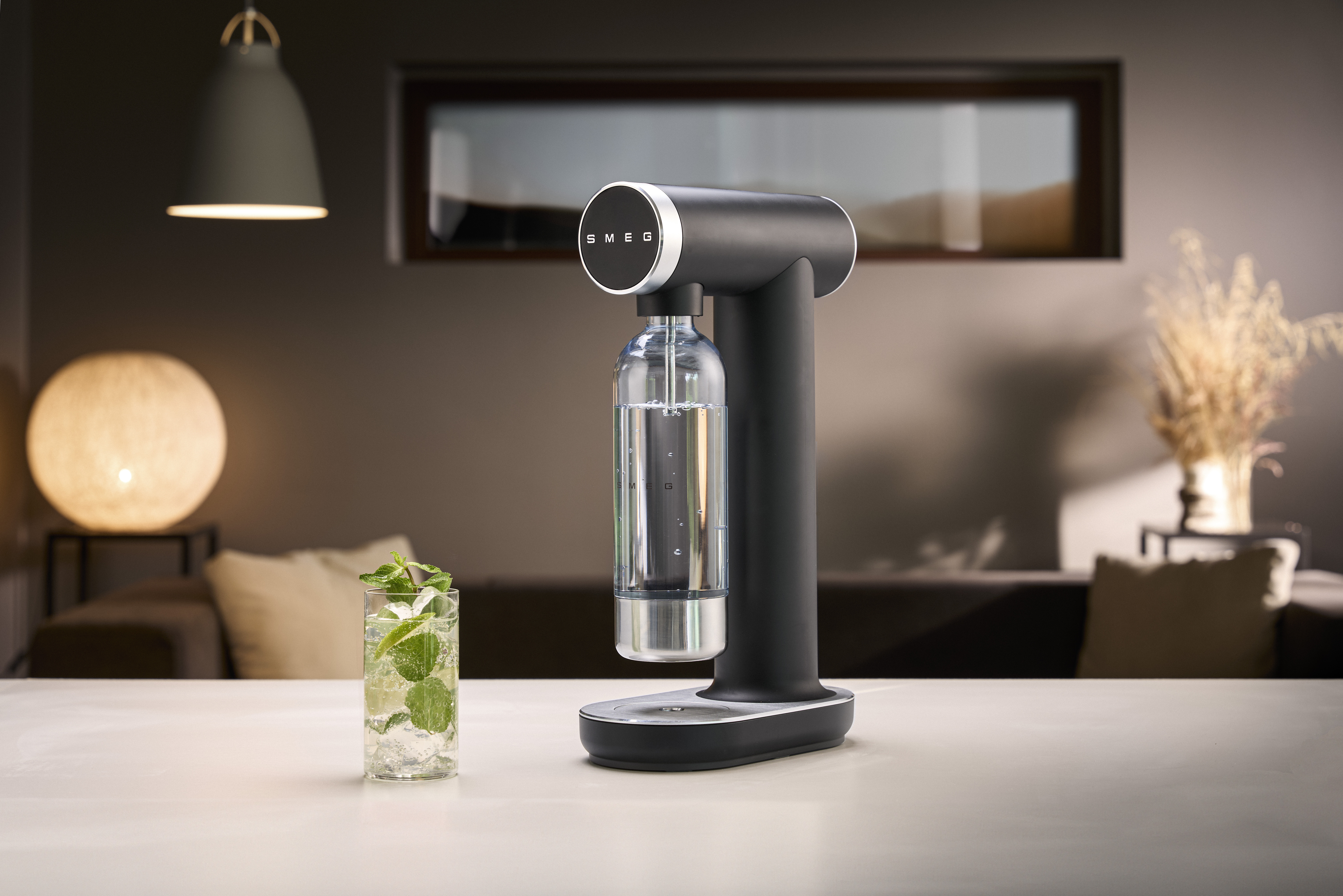 Bruiswatertoestel SMEG SKC01BLM Tritan Renew fles / 1L / zwart mat