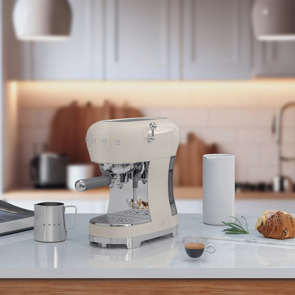 Smeg ECF02CREU machine à café Manuel Machine à expresso 1,1 L