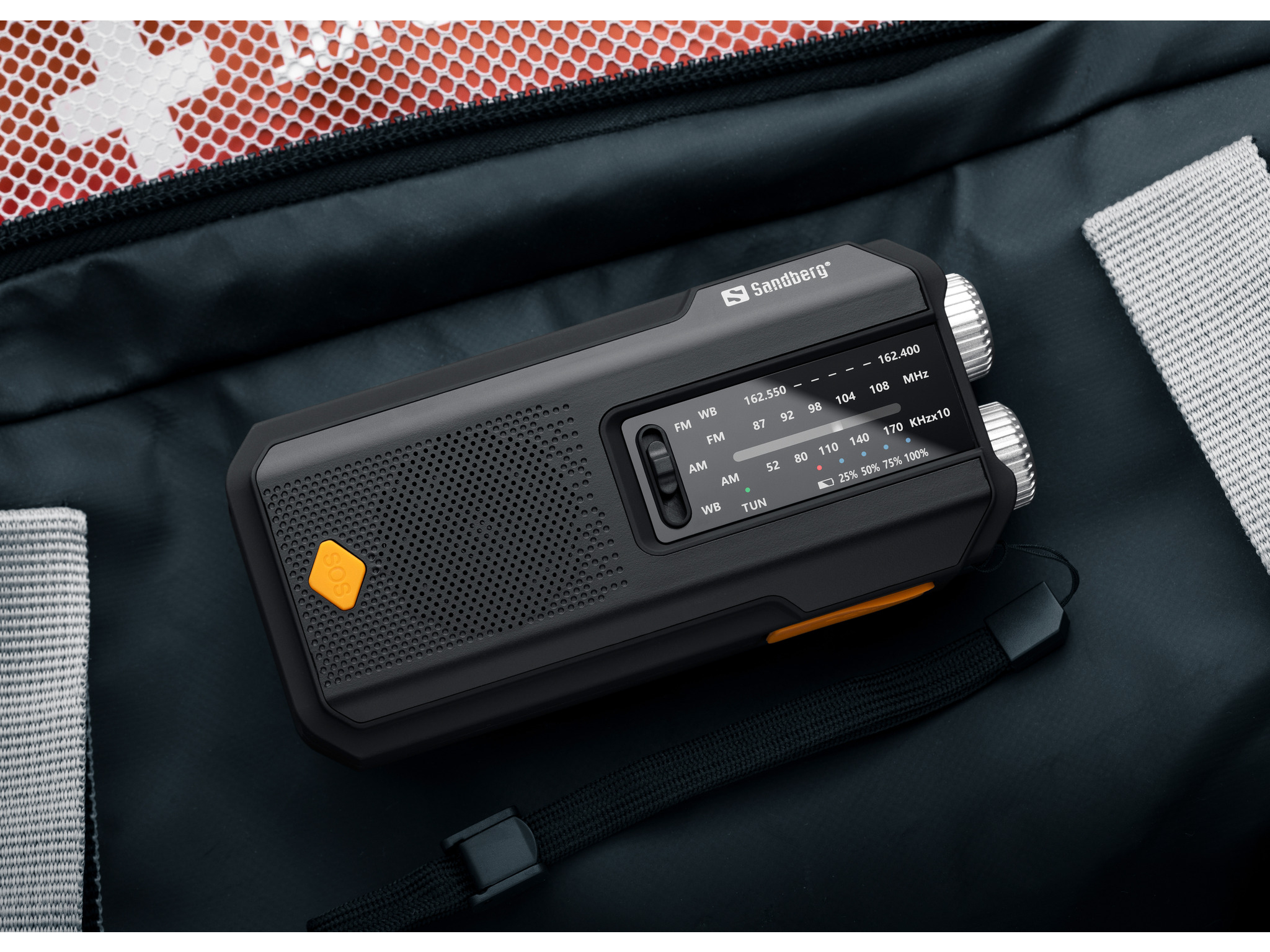 FM radio SANDBERG Survivor 421-04 / 2000mAh solar powerbank / zaklamp / zwenge
