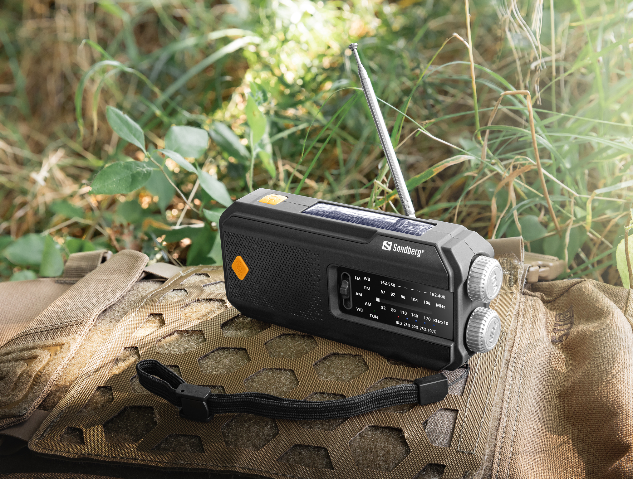 FM radio SANDBERG Survivor 421-04 / 2000mAh solar powerbank / zaklamp / zwenge