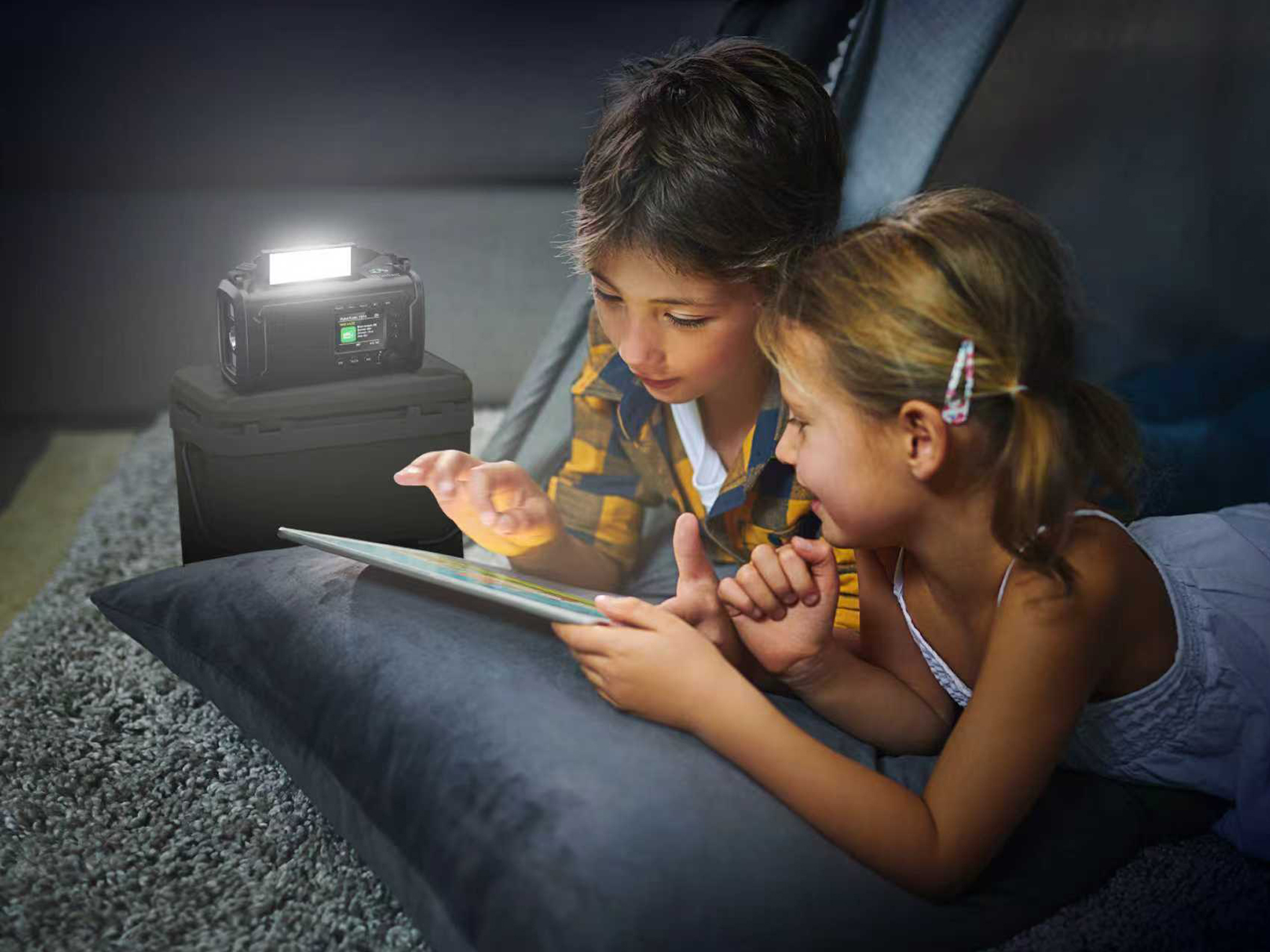 DAB radio SANDBERG Survivor 421-38 / 20000mAh solar powerbank / Bluetooth / zaklamp / zwengel