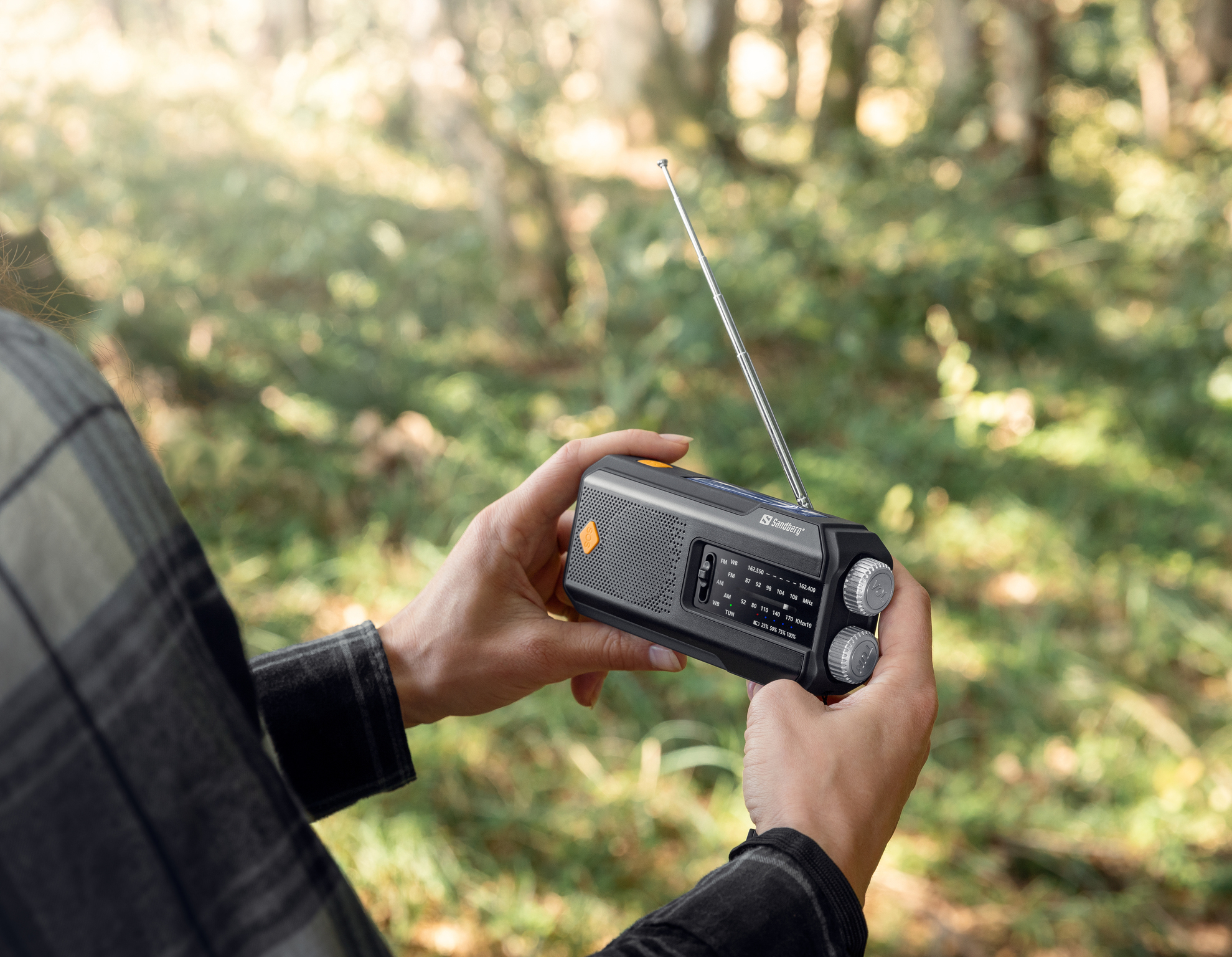 FM radio SANDBERG Survivor 421-04 / 2000mAh solar powerbank / zaklamp / zwenge