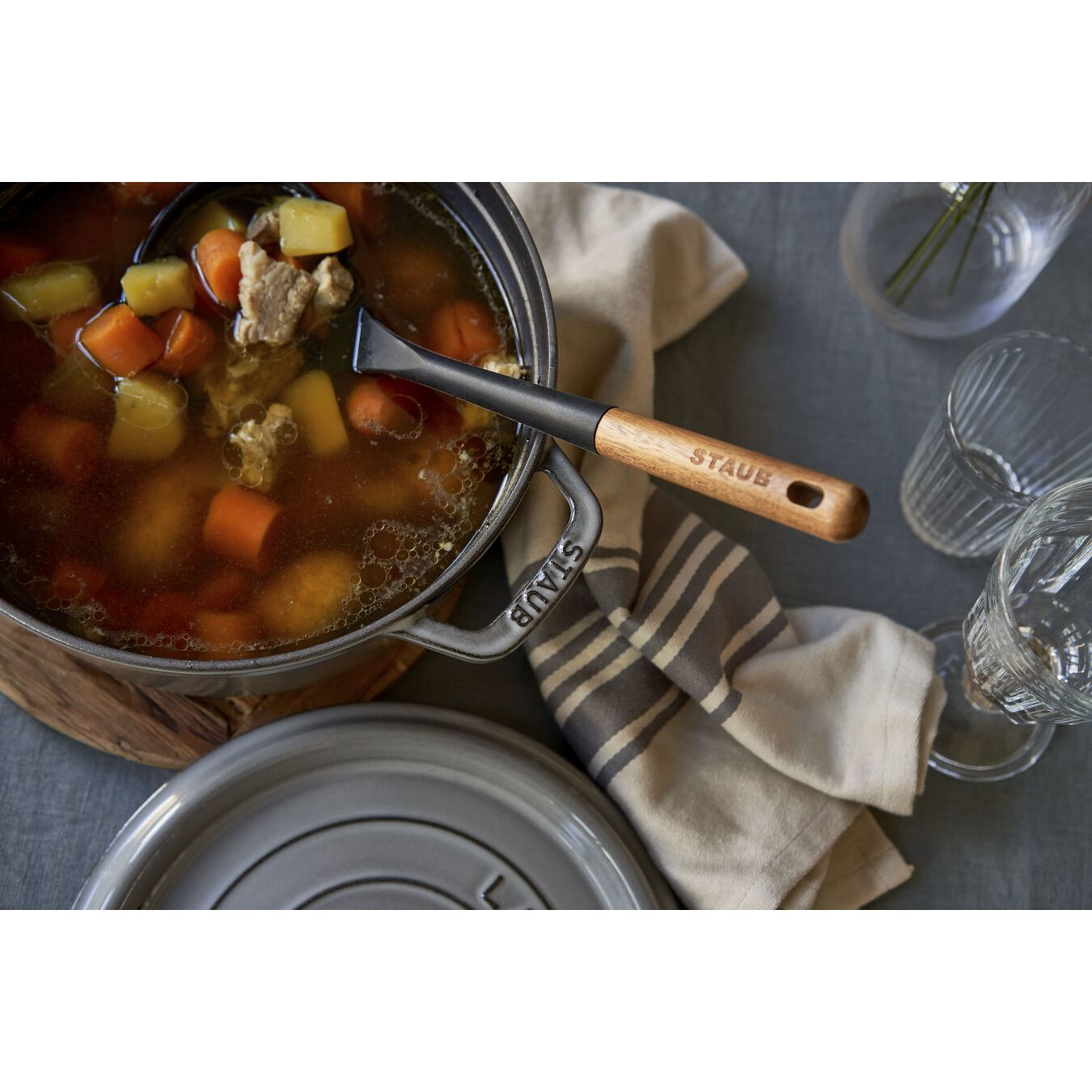 Staub ronde cocotte 24cm grijs 1102418