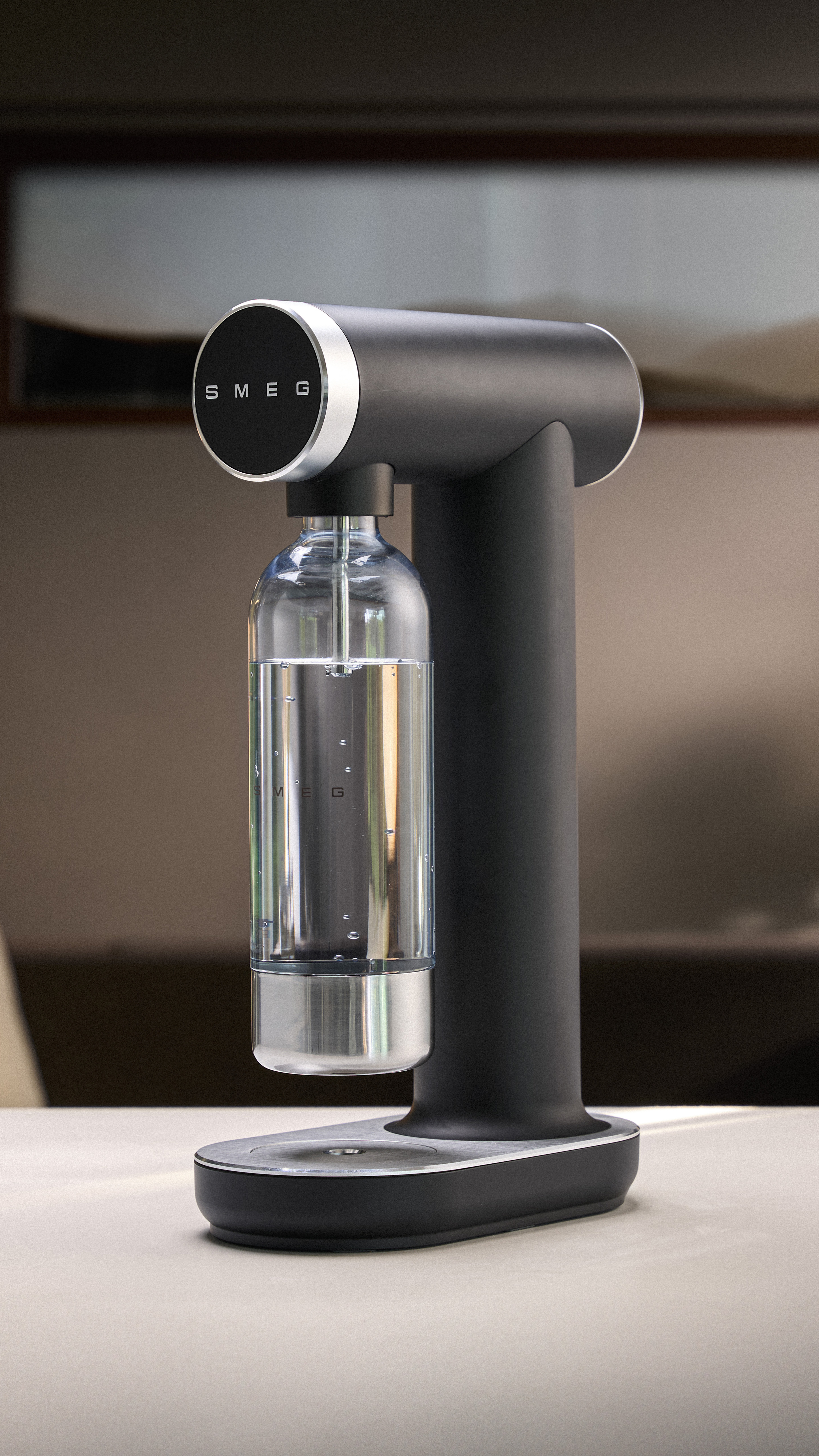 Bruiswatertoestel SMEG SKC01BLM Tritan Renew fles / 1L / zwart mat